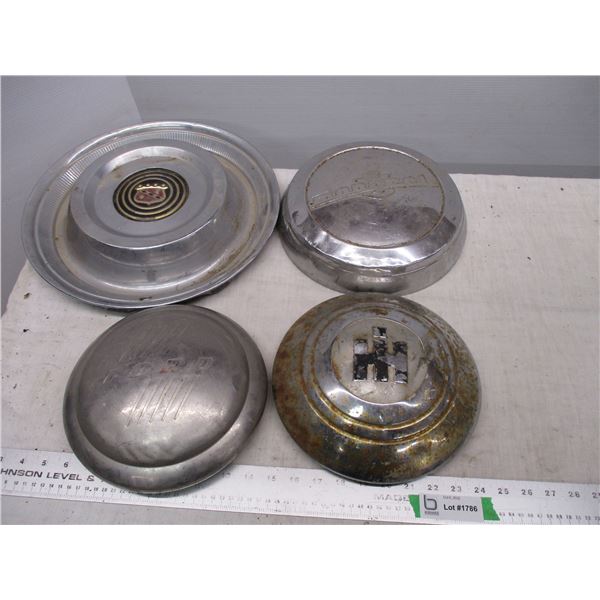 Mixed lot of Hubcaps (4 total) - Ford + IHC