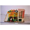 Image 1 : Fisher-Price Parking Ramp Service Centre w/ Figures
