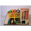 Image 5 : Fisher-Price Parking Ramp Service Centre w/ Figures