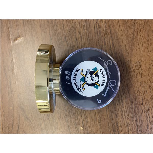 Gordie Howe signed hockey puck