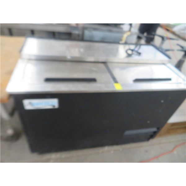 Avantco 4' Ref. Slide Top Bottle Box - Did Not Get Cold