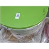 Image 2 : 25-Red/Green Round Tabletop - 25 X $