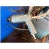Image 2 : FEEDER STAND WITH GUN TO USE FOR STUDDING TIRES