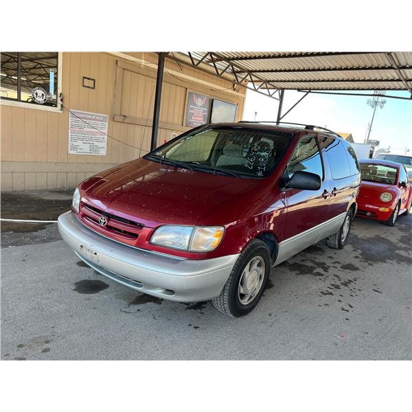 1999 Toyota Sienna LE