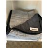 Image 1 : Hippo Hug Weighted Blanket -40x60 Grey 10lbs