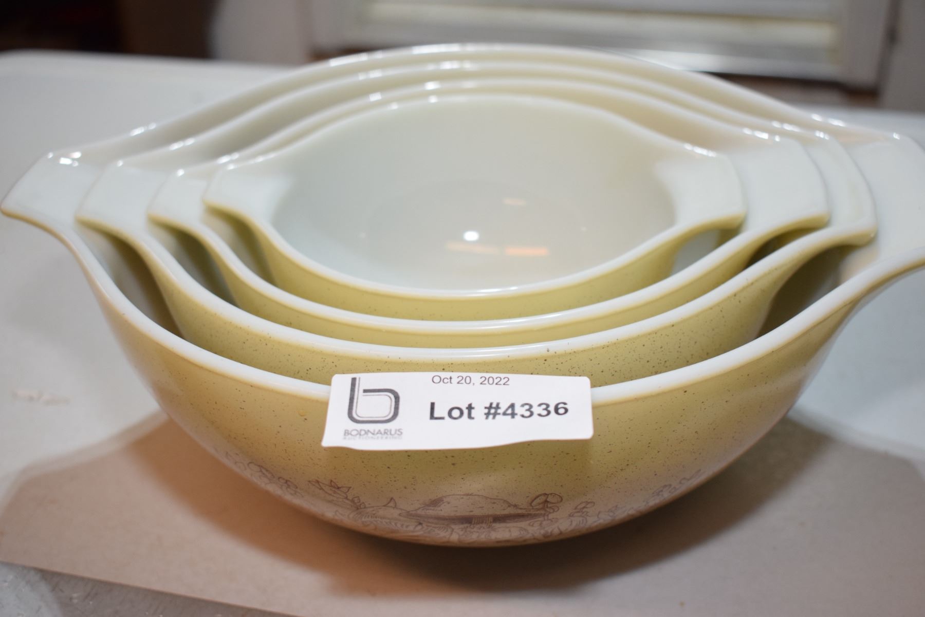 Stacking pyrex bowls - Bodnarus Auctioneering