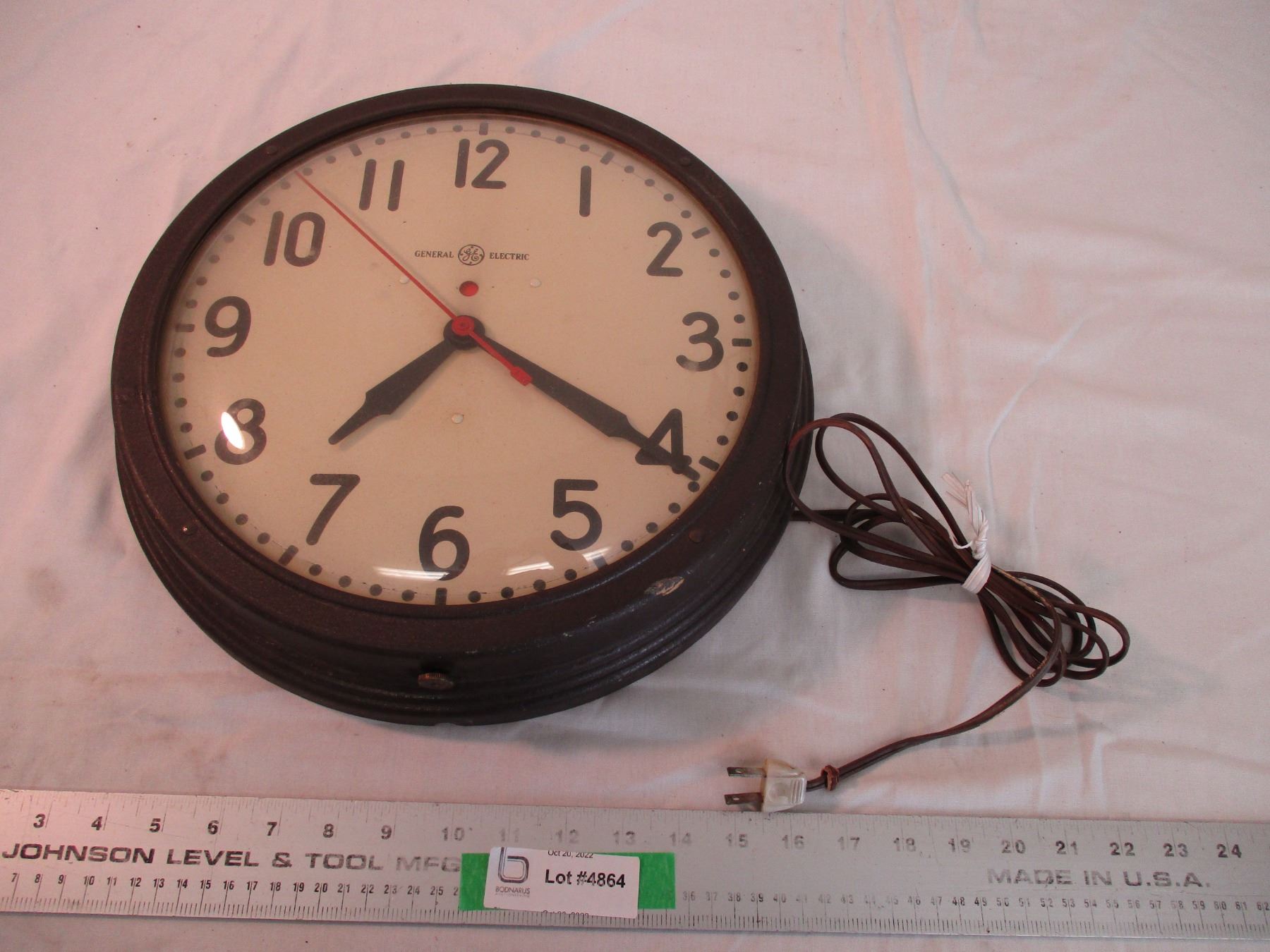 General Clock Vintage General Electric wall clock (working) - Bodnarus Auctioneering