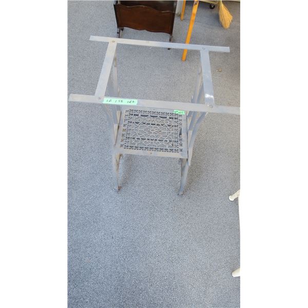 Table base - 22x14x28 - shelf between legs needs refastening