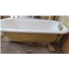 Image 5 : Cast Iron Clawfoot Tub - 66.5x30x23 (feet+drain pipe included but not attached)