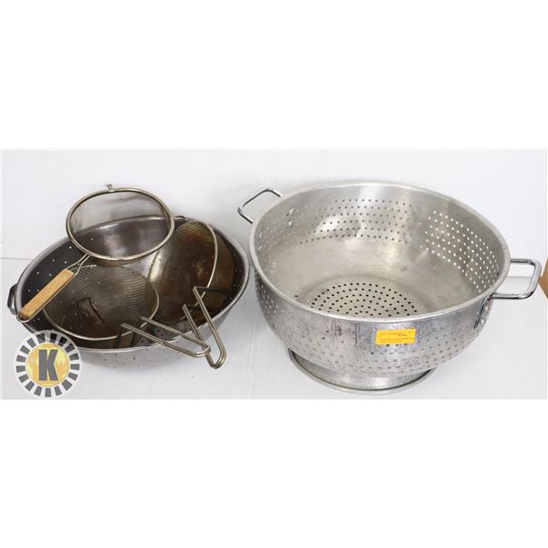 TWO COLANDER BOWL WITH THREE MESH STRAINERS