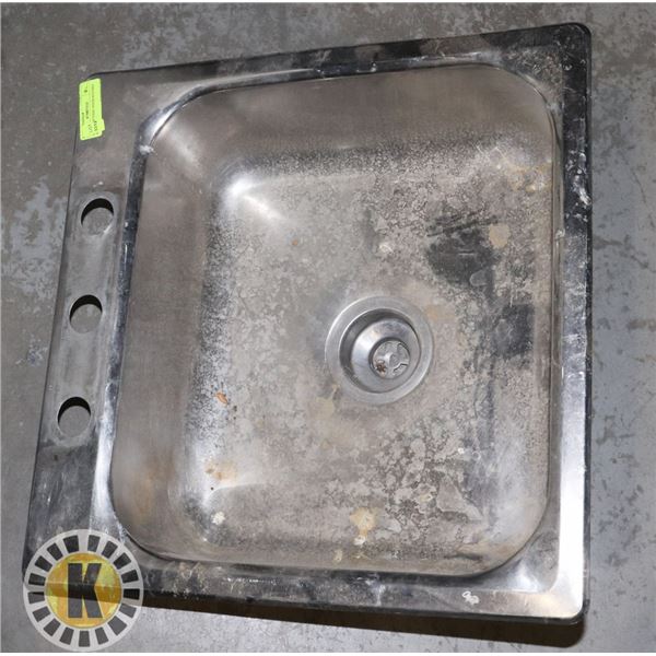 STAINLESS STEEL FINISH KITCHEN SINK