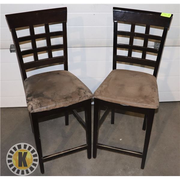 PAIR BAR HEIGHT WOOD CHAIRS 25"SEAT