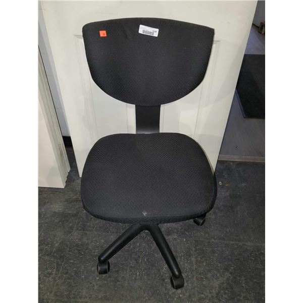 Rolling Nail Estheticians Chair- OPEN/OUT OF BOX - SOLD AS IS