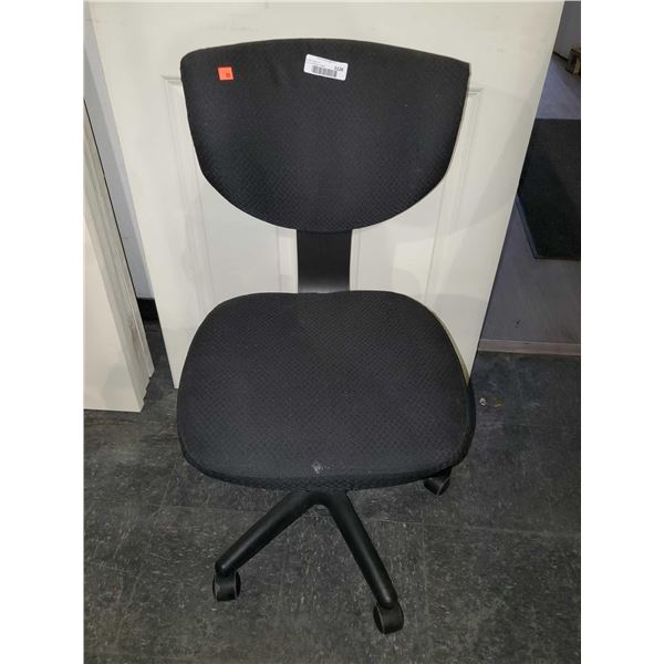 Rolling Nail Estheticians Chair- OPEN/OUT OF BOX - SOLD AS IS