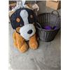Image 1 : HAMPER WITH STUFFED DOG, PURPLE PLACEMATS, LINENS