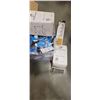 Image 1 : TOTE OF LIGHTBULBS AND FIXTURES