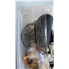 Image 2 : TRAY OF SUNGLASSES