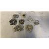 Image 2 : 8 VINTAGE RHINESTONE BROOCHES