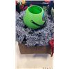 Image 2 : BOX OF HALLOWEEN COSTUMES AND DECOR