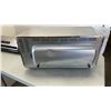 Image 8 : FOOD SAVER MACHINE WITH BLACK AND TOASTER OVEN BOTH TESTED AND WORKING