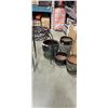 Image 1 : 4 PLANTERS AND 2 PLANTER STANDS