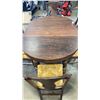 Image 2 : ANTIQUE CARVED LEG DINING TABLE WITH 2 LEAFS AND 6 CHAIRS