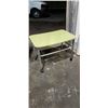 Image 4 : 2 HERMAN MILLER ADJUSTABLE HEIGHT ROLLING WORKSTATION / STANDS - GREEN