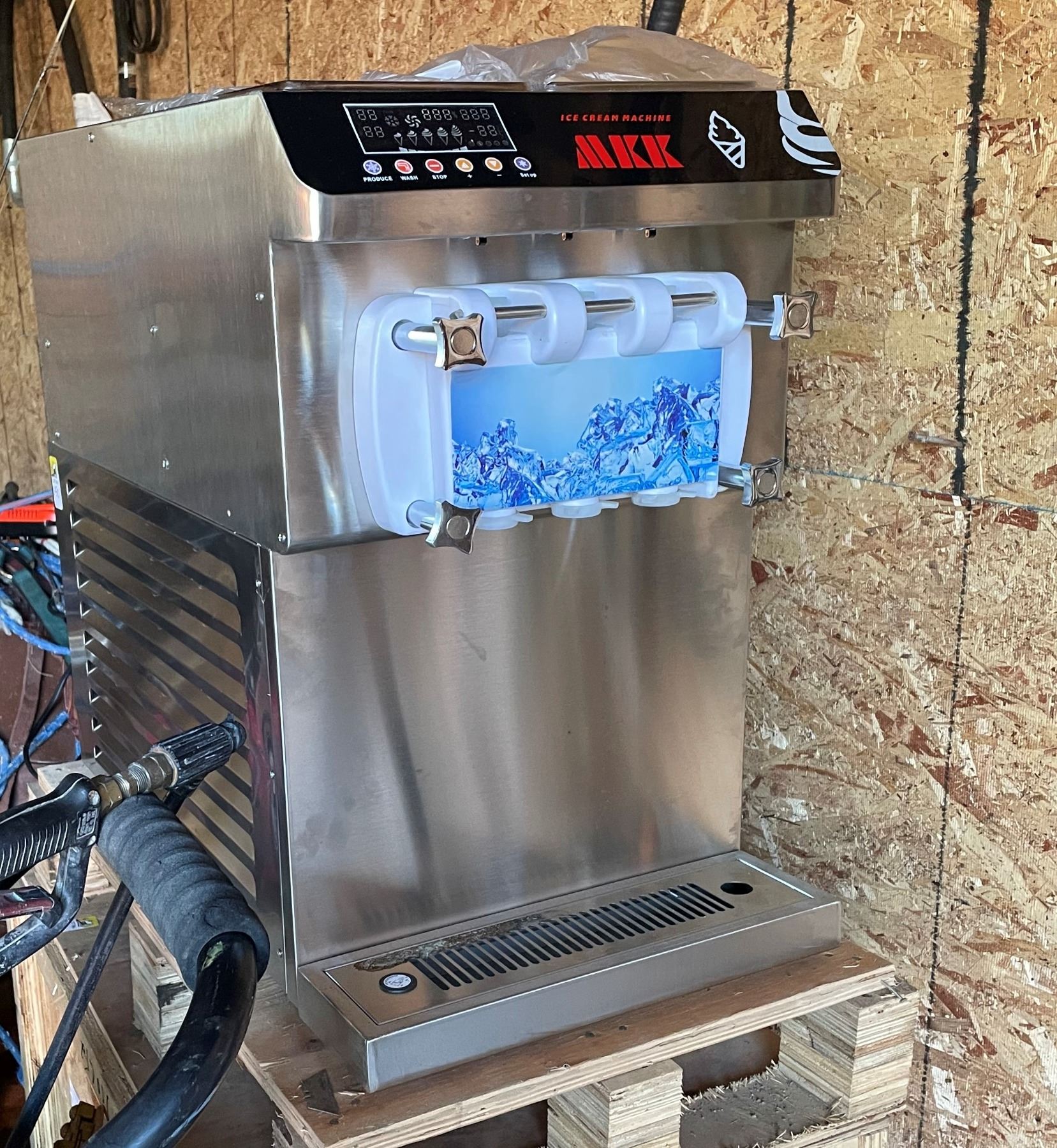 MKK Soft Serve Ice Cream Machine NEVER USED , HAS A RESERVE