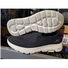 Image 2 : Skechers Size US 9 Slip On Sneakers - OUT OF BOX