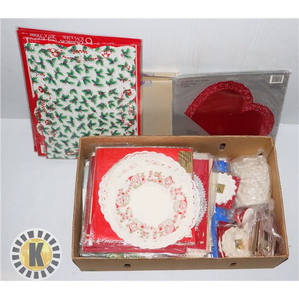 FLAT OF ASSORTED SEASONAL PAPER DOILY PLACEMATS