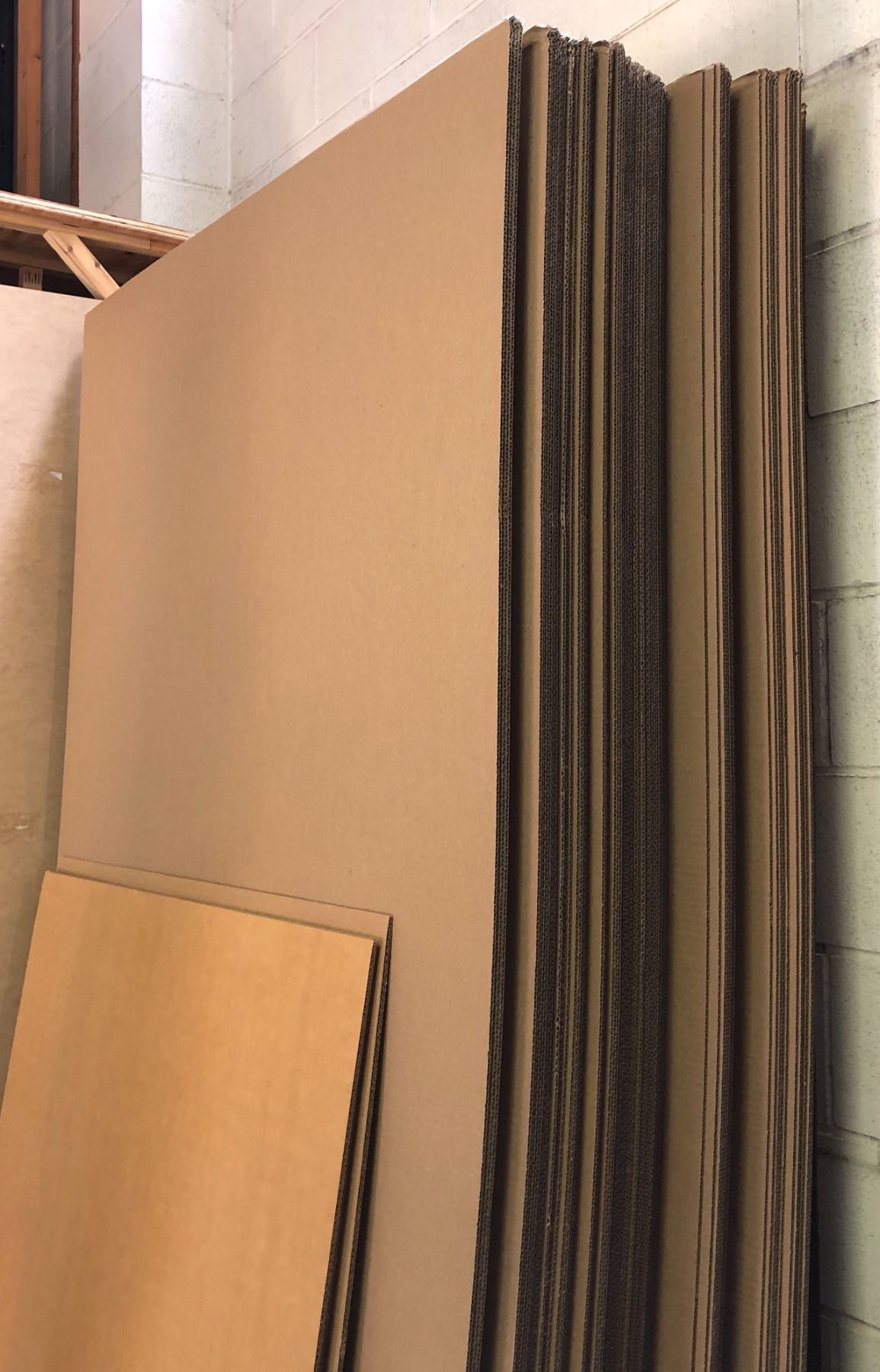Large group of cardboard sheets approx. 8ft x 4ft)(100 pcs)