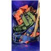 Image 16 : BOX OF LEATHER GLOVES WITH CAR MATS, ROPE AND MORE