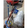 Image 11 : BUNDLE OF BROOMS, MOPS, DISHWASHER PODS AND BUBBLE WRAP AND