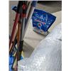 Image 15 : BUNDLE OF BROOMS, MOPS, DISHWASHER PODS AND BUBBLE WRAP AND