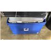 Image 2 : 3 STORAGE TOTES AND 5 TIER PLASTIC SHELVING UNIT