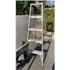 Image 3 : ALUMINUM 6FT A FRAME LADDER AND WORKMATE