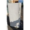 Image 8 : WHITE ARMANA TOP FREEZER FRIDGE AS FOUND