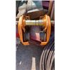 Image 4 : 2 IBEAM TROLLEYS AND LARGE PIPE CLAMP
