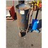 Image 2 : LARGE SAND BLASTING TANK AND OIL DRAINING TANK