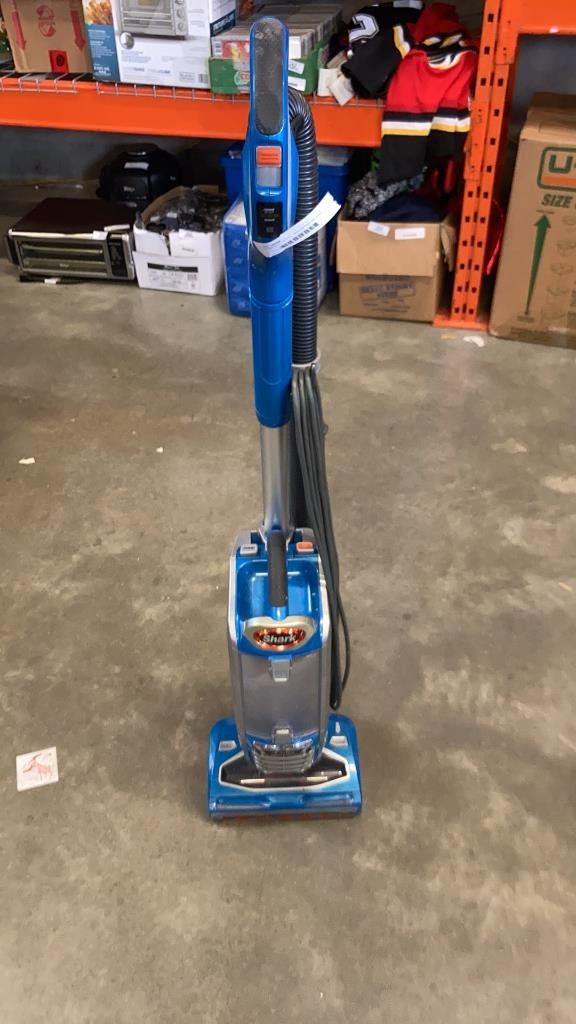 Duo Clean SHARK DUO CLEAN VACUUM TESTED AND WORKING RETAIL $389