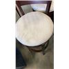 Image 5 : 4 SWIVEL BAR STOOLS