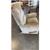 Image 3 : LAZBOY UPHOLSTERED RECLINER