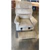 Image 4 : LAZBOY UPHOLSTERED RECLINER