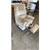 Image 6 : LAZBOY UPHOLSTERED RECLINER
