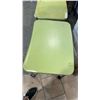 Image 3 : 2 HERMAN MILLER ADJUSTABLE HEIGHT ROLLING WORKSTATION / STANDS - GREEN
