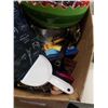 Image 3 : BOX OF COLLECTIBLES AND DECOR