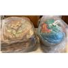 Image 1 : 2 THROW PILLOWS AND WORLD GLOBE