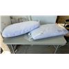 Image 1 : 2 CASPER KING PILLOWS - FOAM PILLOW WITH SNOW TECHNOLOGY LOW LOFT AND HYBRID PILLOW MID LOFT