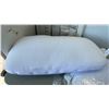 Image 2 : 2 CASPER KING PILLOWS - FOAM PILLOW WITH SNOW TECHNOLOGY LOW LOFT AND HYBRID PILLOW MID LOFT