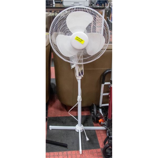 WHITE OSCILATING FLOOR FAN